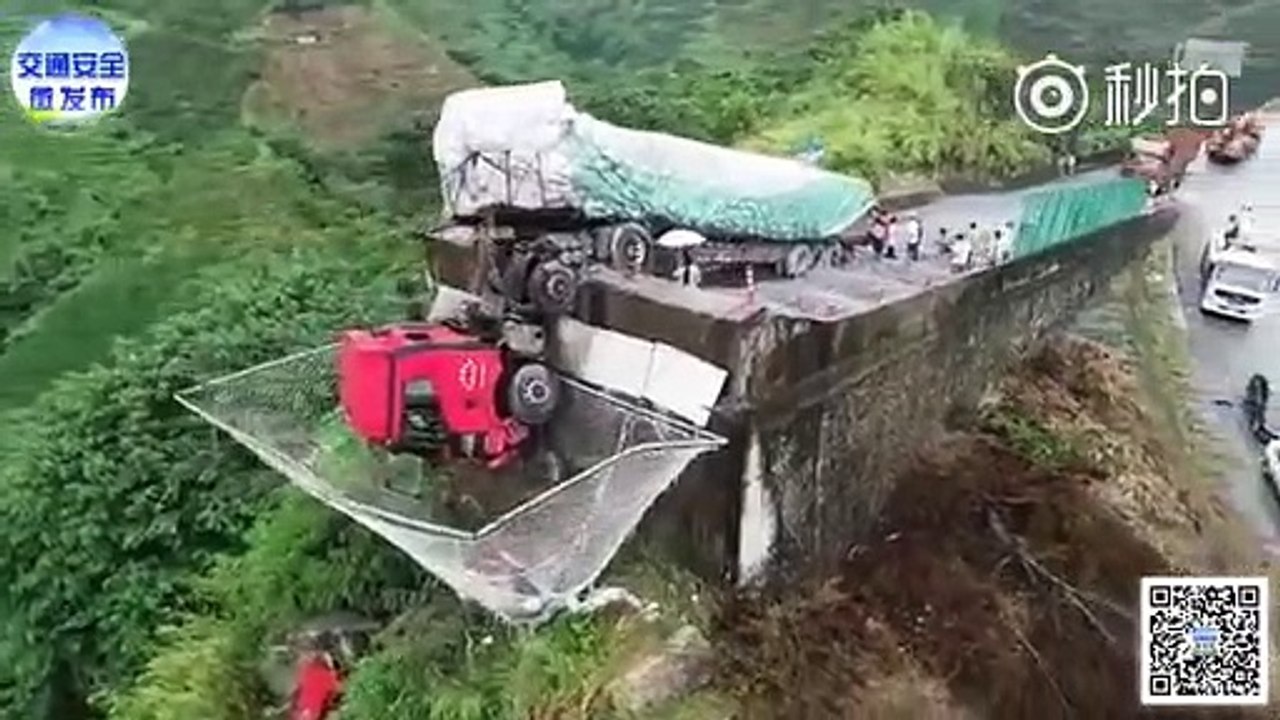 Ce camion a été sauvé de justesse par un filet tendu au-dessus du vide à la fin de la route !