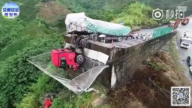 Ce camion a été sauvé de justesse par un filet tendu au-dessus du vide à la fin de la route !