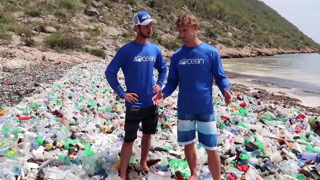 Ils nettoient entièrement une plage dans les Caraïbes ! Impressionnant