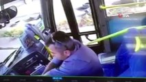 Halk otobüsü şoförü direksiyon başında kalp krizi geçirdi, faciayı yanındaki bekçi önledi... O anlar kamerada