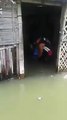 Un idiot tente de vider l'eau de sa maison pendant des inondations... Pas gagné