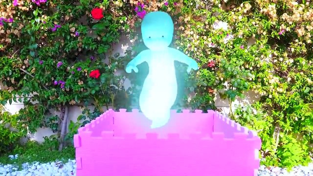 Nastya joue à cache-cache avec des drôles de poupées