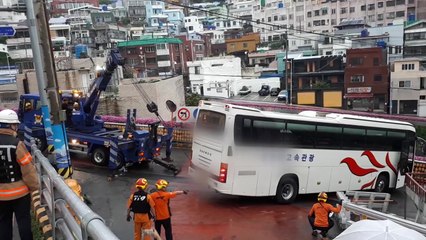 부산서 관광버스 빗길에 미끄러져 / YTN