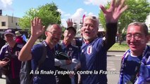 Les supporters japonais fêtent la victoire contre l'Ecosse