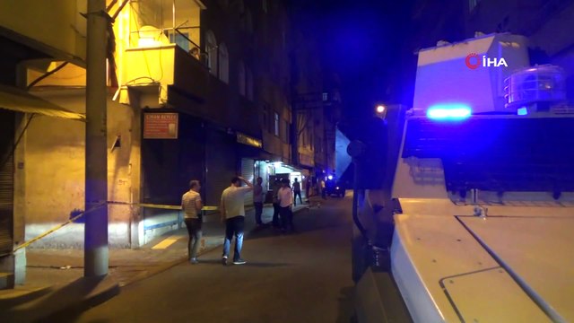 Seyir halindeki otomobile çapraz ateş açıldı: 2 yaralı