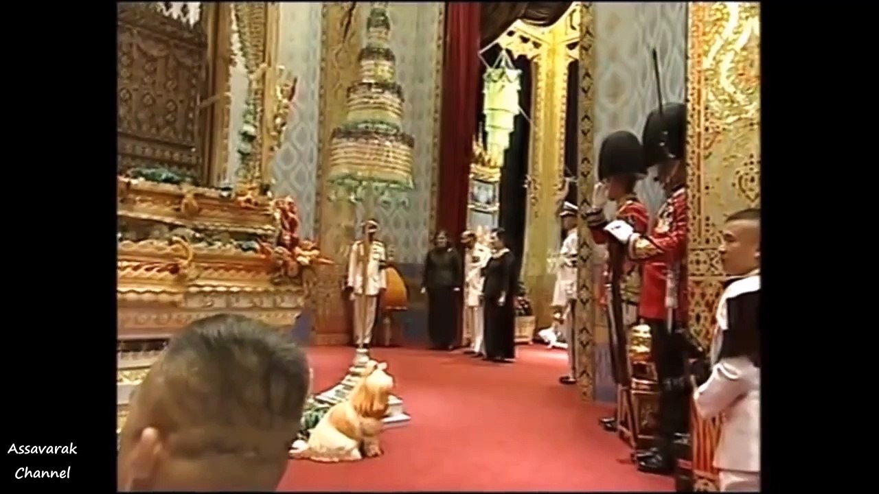 ตื้นตันในอก!  ในหลวง ร.9 ทรงกวักพระหัตถ์เรียกท่านผู้หญิงทัศนาวลัยมากอดปลอบในงานพระพี่นางฯ