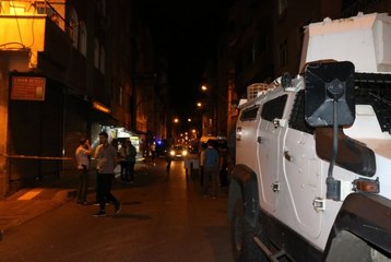 Seyir halindeki otomobile çapraz ateş: 2 yaralı