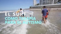 Olas y surf: Una terapia para estimular a niños con autismo