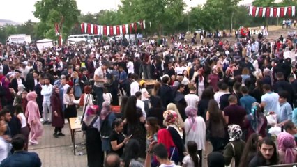 Aynı anda kep atan binlerce öğrenciden coşkulu kutlama