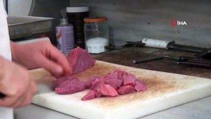 Kadın kasap erkeklere taş çıkartıyor