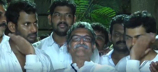 விஷாலை சரத்குமாரின் மனைவியும், நடிகை ராதிகா கடுமையாக விமர்சித்துள்ளார்.