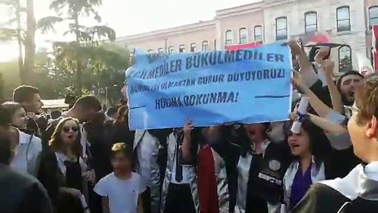 Mezun oldular, barış imzacısı hocalarını unutmadılar: Barış talep ettiler, eğilmediler, bükülmediler