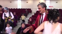 SİVAS 12 yılda 30 bin kişiyi evlendiren memurun en duygusal nikahı