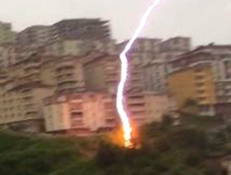 Yıldırım düşme anını cep telefonuyla kaydetti