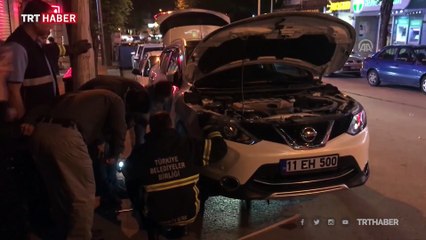 Araç motoruna sıkışan yavru kedi kurtarıldı