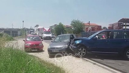 RTV Ora - Përplasja e tre makinave bllokon trafikun në Fier-Levan