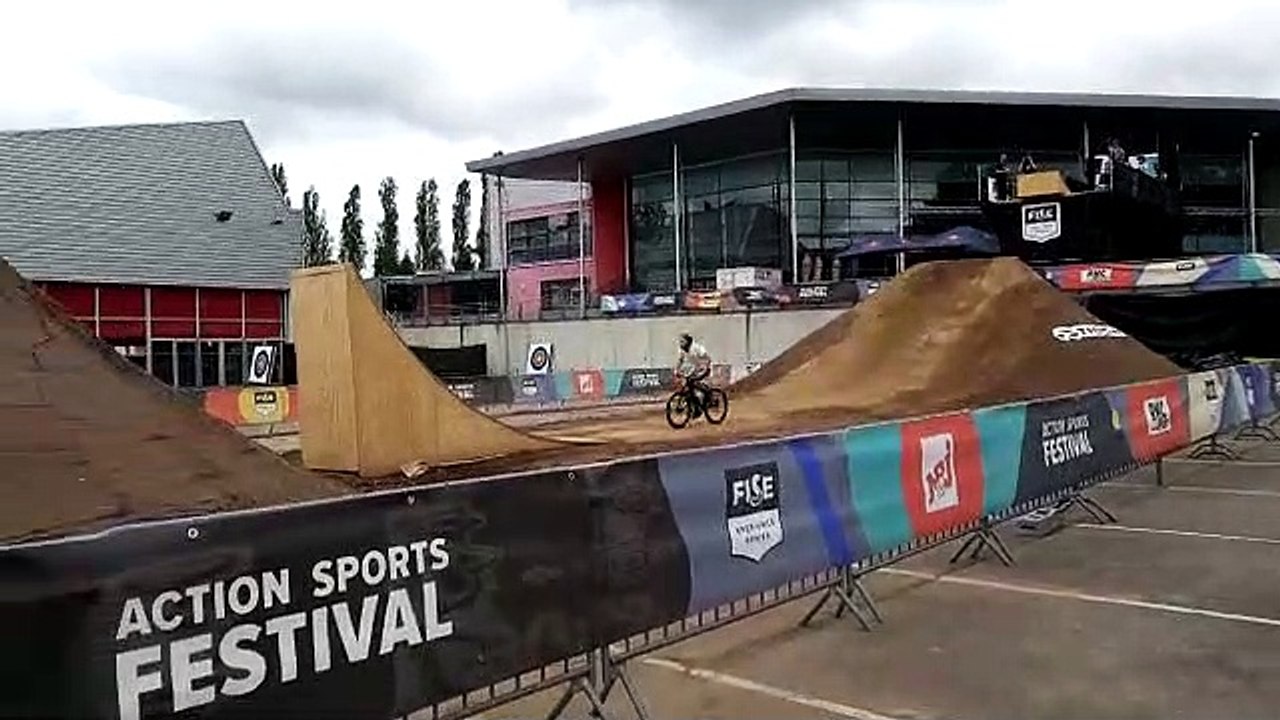 Besançon :  entraînements des riders au festival outdoor  lors des Grandes Heures nature de Micropolis.