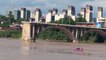 - Çin'de köprü çöktü, araçlar nehre düştü
