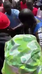 Cet agresseur tue un homme avec un marteau, il se fait rattraper et lynché par l