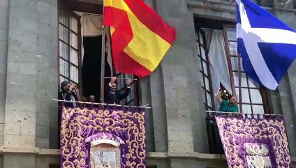 Yeray Gutiérrez (PSOE), ovacionado en el balcón del Ayuntamiento de La Laguna