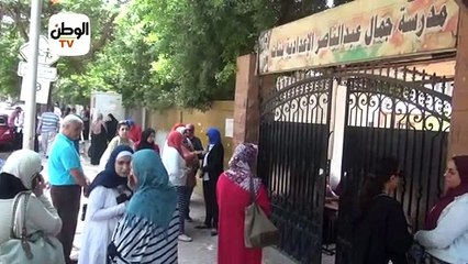 ببوكيه ورد.. أم تنتظر ابنتها بعد امتحان الاستاتيكا: بديها طاقة إيجابية