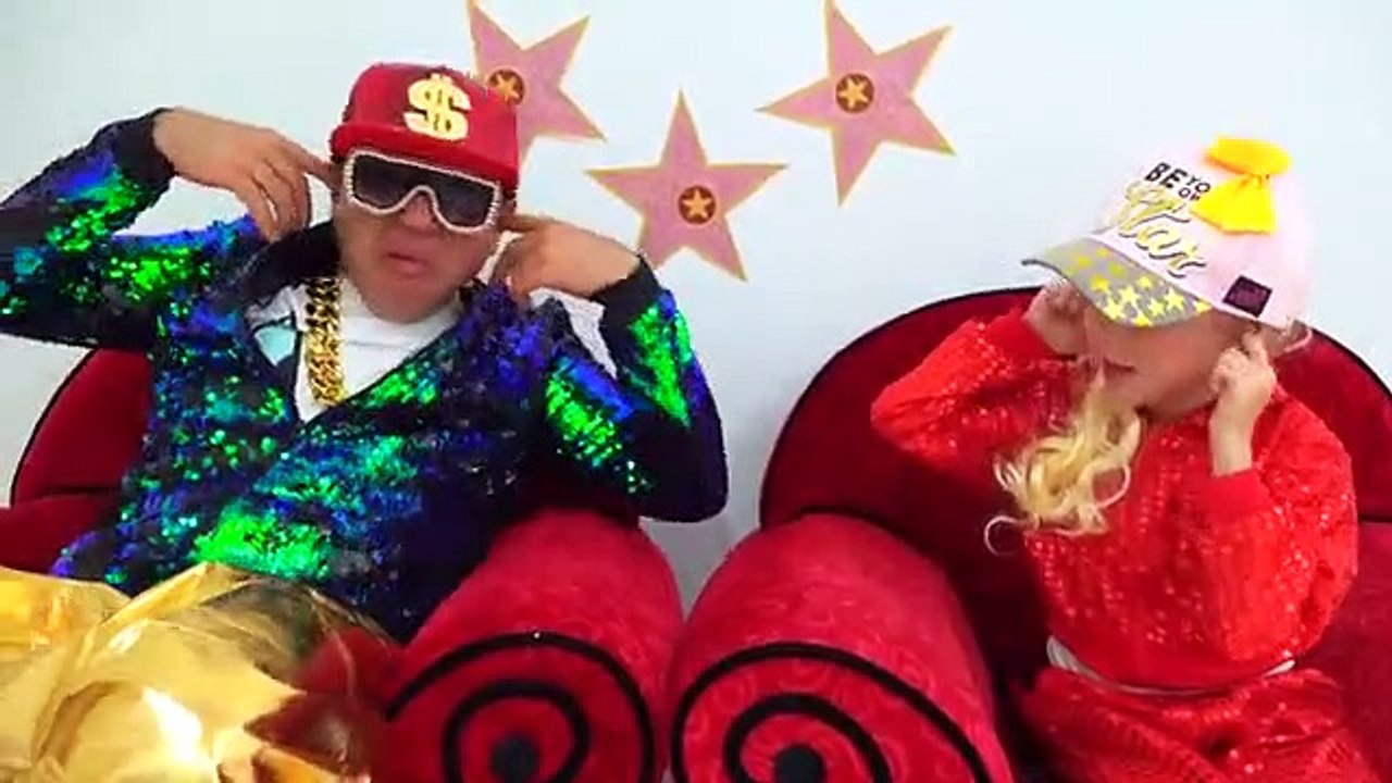 Настя и папа играют в шоу талантов с музыкальными инс трументами.Nastya and dad Pretend Play with Musical Instrument Toys