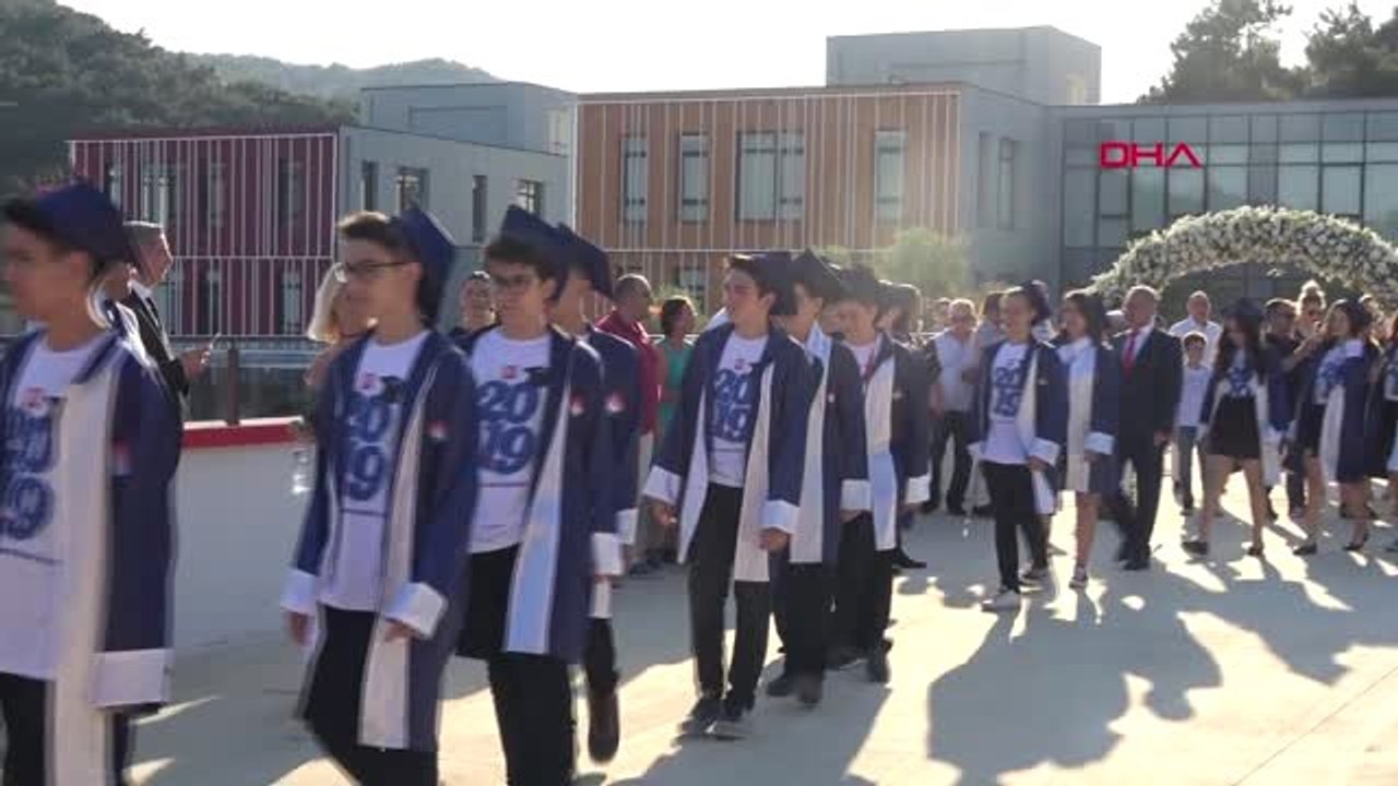 İZMİR Bahçeşehir Koleji'nden görkemli mezuniyet