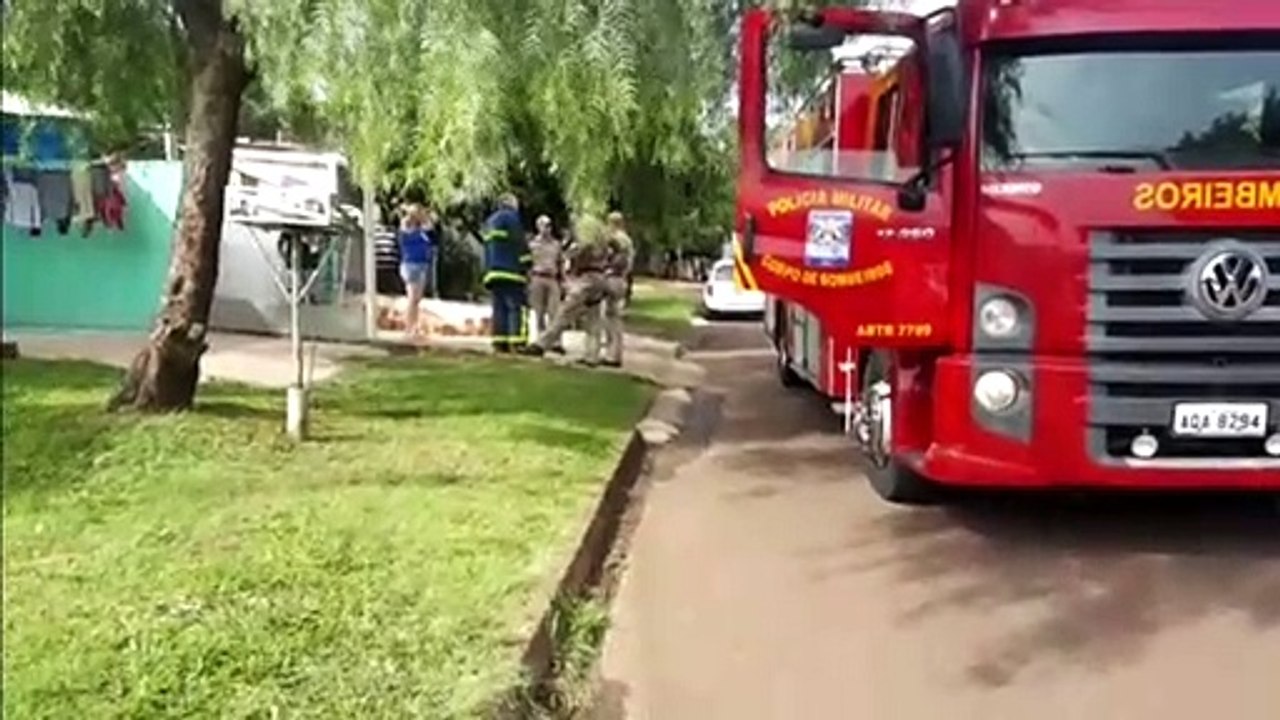 Curto-circuito mobiliza Bombeiros a residência no Bairro Santa Felicidade