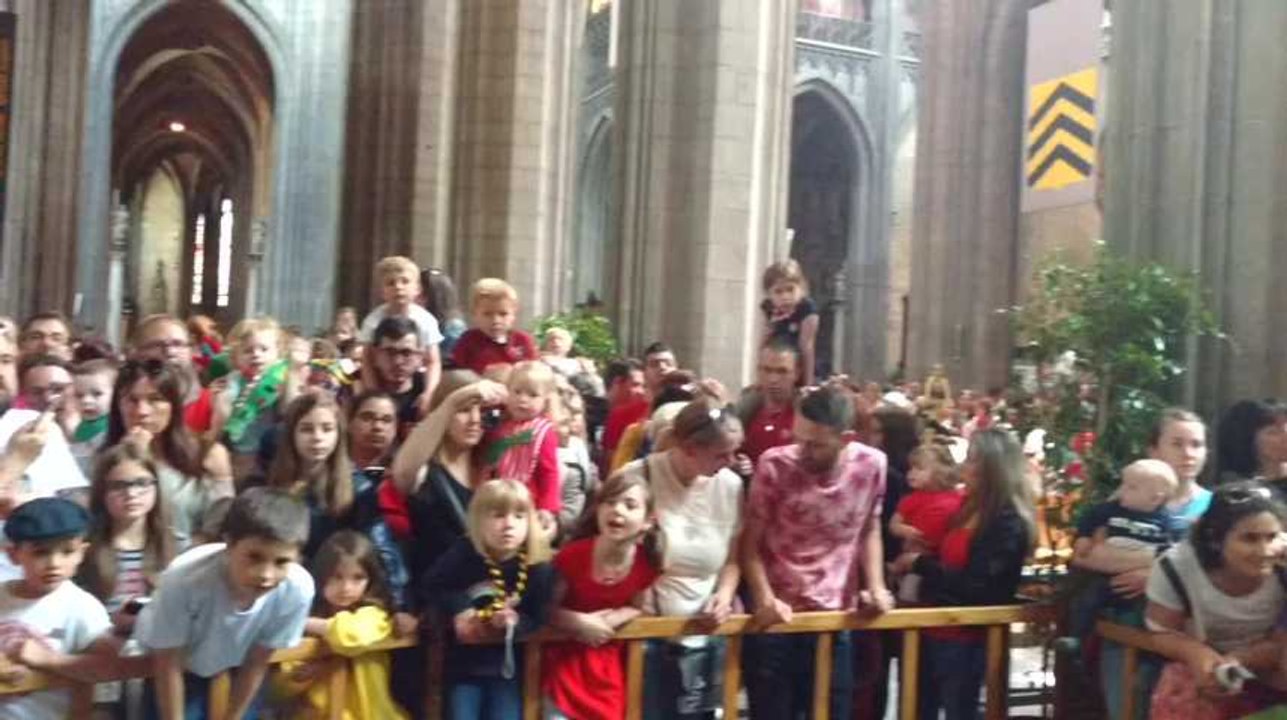 Les enfants ont rencontré le dragon à la collégiale Sainte-Waudru. Vidéo Éric Ghislain