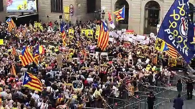 Xiulada contra Cunillera a la plaça de Sant Jaume