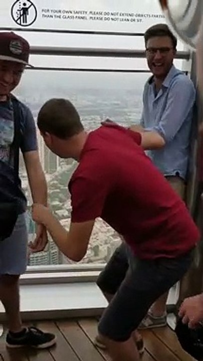 Vertige : il est paralysé en haut du Burj Khalifa - Gratte ciel à Dubai !