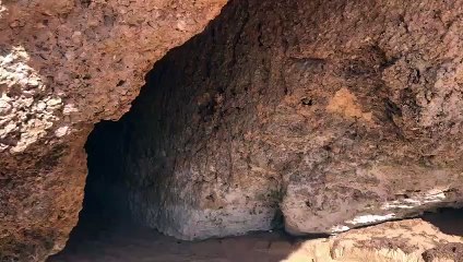 Ce tunnel dans les rochers mène à une plage superbe !