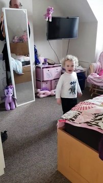 Cache-cache : elle ne trouve pas son père derrière le miroir !