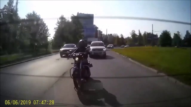 Ce motard laisse passer un piéton mais va vite le regretter