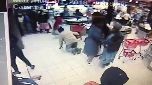 Des braqueurs embarquent carrément le distributeur de billets ENTIER dans un supermarché !