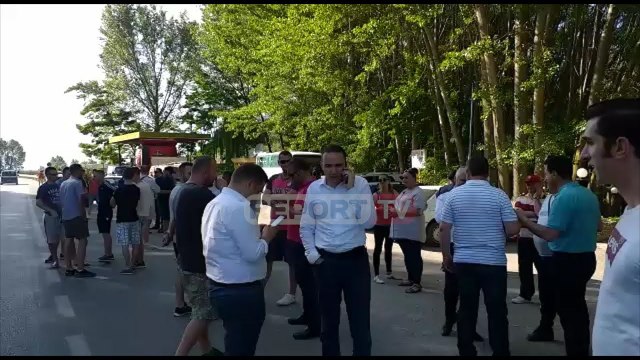 Rama drejt Korçës/ Militantët e PD-së i bllokojnë rrugën, konfrontohen me policinë