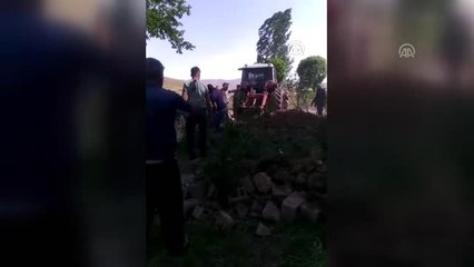 Budadığı ağaçta mahsur kalan kişiyi itfaiye kurtardı