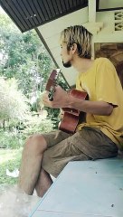 Vidéobomb d'un chat pendant une séance de guitare