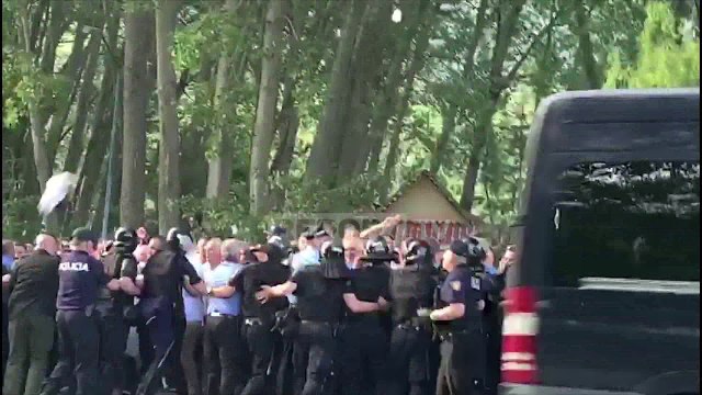 Rama për në Devoll, militantët e PD-së tentojnë t'i bllokojnë rrugën...shishe ndaj makinave