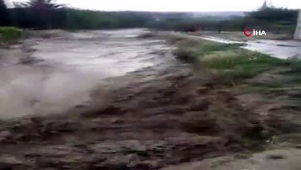 Sel sularında sürüklenen otomobil dereye düştü