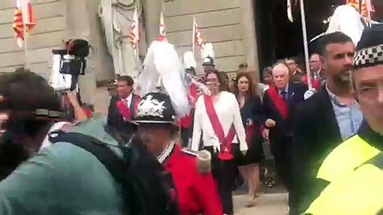 Lanzan objetos a Ada Colau