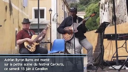 Adrian Byron Burns, candidat de The Voice, sur la scène de Cav'Arts à Cavaillon dans le Vaucluse