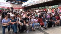 ‘Merkezefendi Geleneksel Tıp Festivali’nde vatandaşlar mesir macununu kapabilmek için birbirleriyle yarıştı