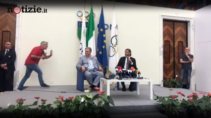 Addio Totti, il bacio di Enrico Lucci: " Tu sei inattaccabile" | Notizie.it