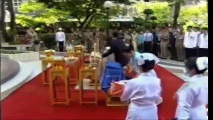ในหลวงรัชกาลที่ 10 เสด็จฯไปทรงรับพระโอรสและท่านผู้หญิงศรีรัศมิ์ ออกจากโรงพยาบาลศิริราช 6 พฤษภาคม 2548