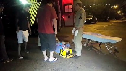 Motociclista se assusta com manobra de carro e acaba sofrendo queda