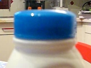 une bouteille de lait et son bouchon