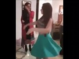 Yeşil etekli Arap kızın kıvrak dansı