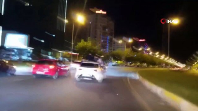 Düğün konvoyunda aracın tavanına çıkıp ölümle burun buruna geldiler