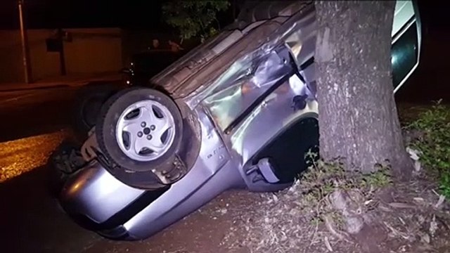 Capotamento deixa duas pessoas feridas no Bairro Claudete